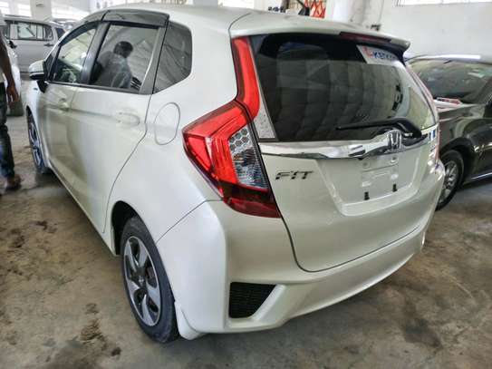 Honda fit hybrid Car image 2