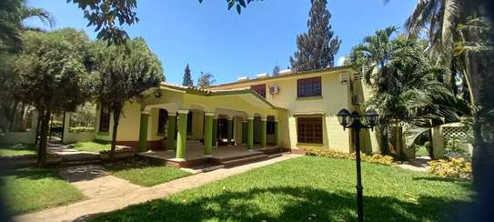 4 br Ambassadorial house +2br guest wing for sale in Nyali. Hr-1581 image 1