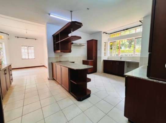 5 Bed Townhouse with En Suite in Rosslyn image 5