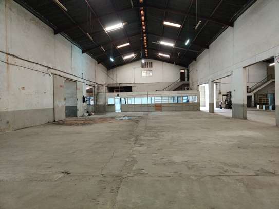 26,500 ft² Warehouse with Parking in Industrial Area image 4