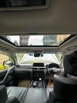 2017 Lexus LX 570 petrol image 4