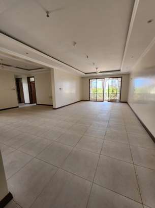 3 Bed Apartment with En Suite at Opposite Voyager Hotel image 5