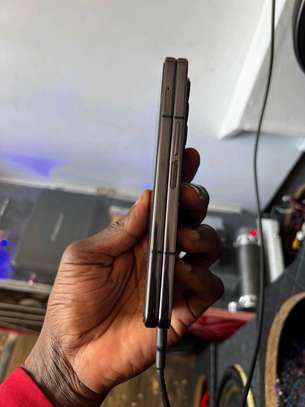 Samsung galaxy Zfold 4 image 2