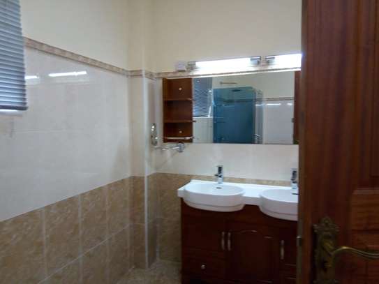 Serviced 2 Bed Apartment with En Suite at Nyari Central image 9