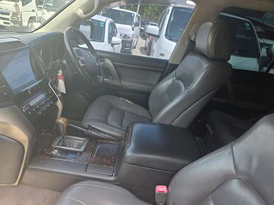 Land Cruiser V8 image 4