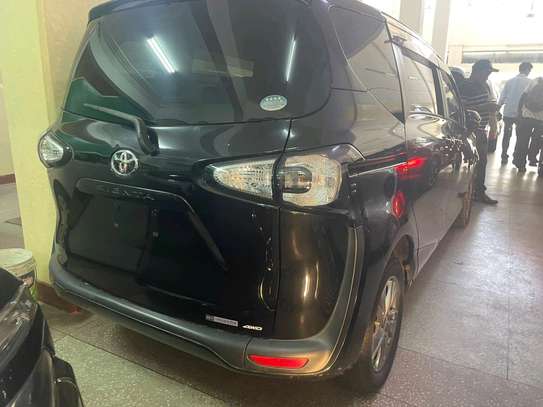 Toyota Sienta 7-Seater 4WD Black Compact MPV image 1