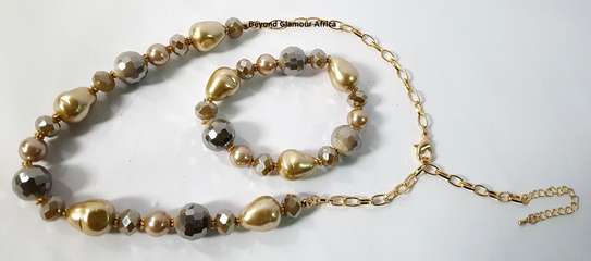 Womens Golden Beaded necklace, bracelet and earrings image 4