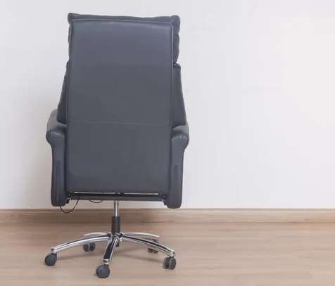 Office Chair: Gray Leatherette Upholstered Office Seat image 3