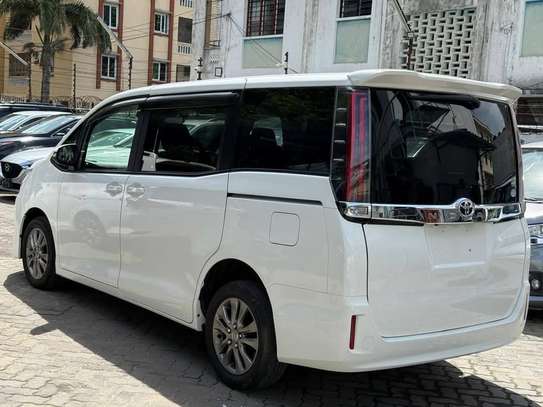 Toyota Noah 2018 image 1
