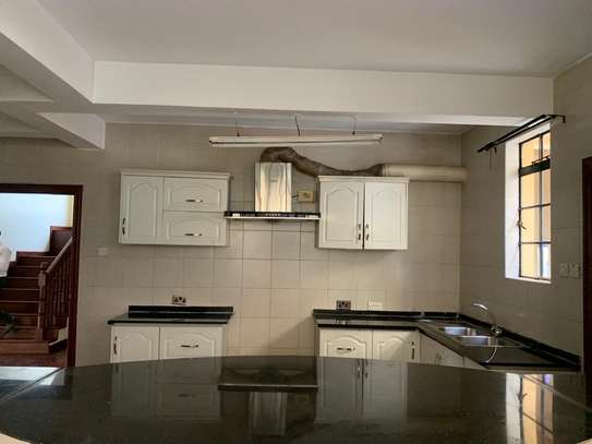 5 bedroom townhouse all ensuite with a Dsq available image 6