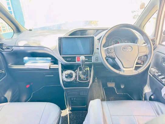 Toyota  voxy hybrid image 9