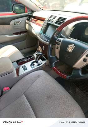 Toyota crown royal saloon image 4