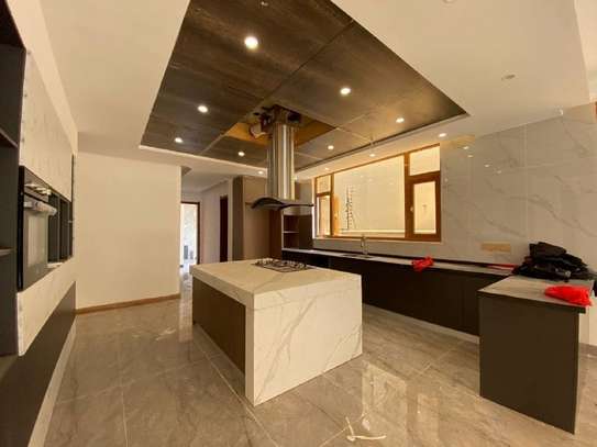 6 Bed Villa with En Suite in Lavington image 13