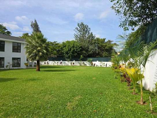 5 Bed House with En Suite in Runda image 3