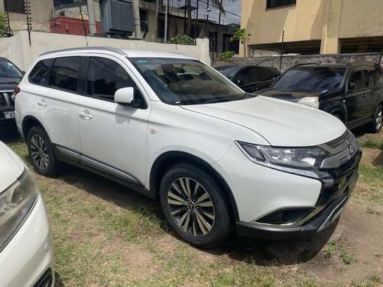 Mitsubishi outlander white 2018 image 2