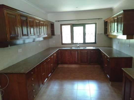 4 bedroom townhouse for rent in Muthaiga image 6
