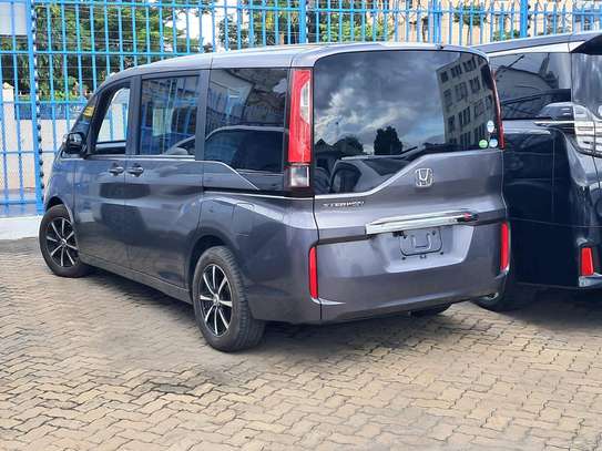 Honda stepwgn image 2