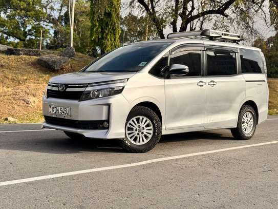 Toyota voxy image 1