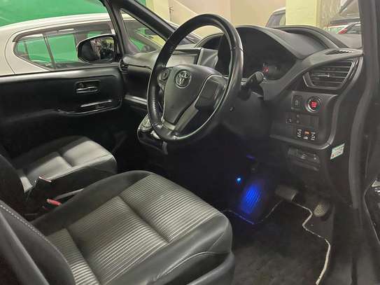 Toyota voxy image 3
