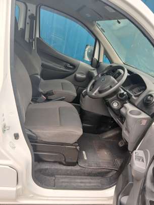 Nissan NV200 white image 4