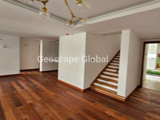 4 Bed Apartment with En Suite in Rosslyn image 1