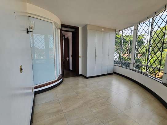 4 Bed House with En Suite at Rosslyn image 3