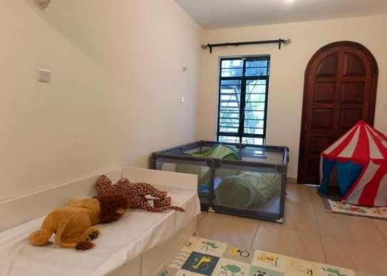 5 Bed Townhouse with En Suite in Spring Valley image 5