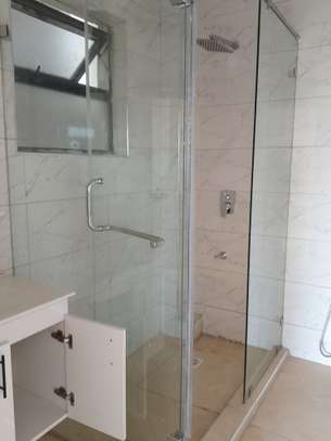 4 bedrooms apartment for rent in Parklands image 3
