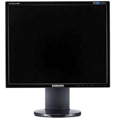 Clean 17" Inches Sumsung Square Monitor. image 1