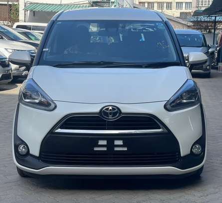 Toyota Sienta image 2