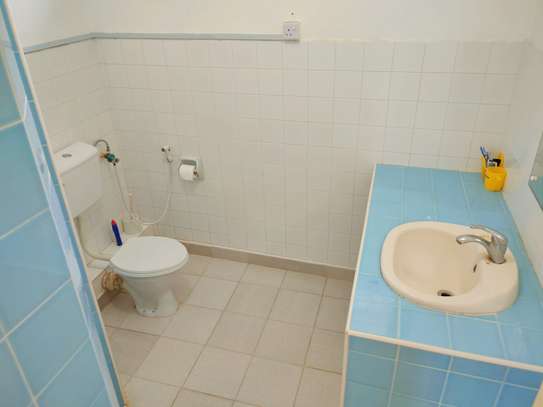 Airbnb room in a shared 2bd apartment with a swimming pool. image 10