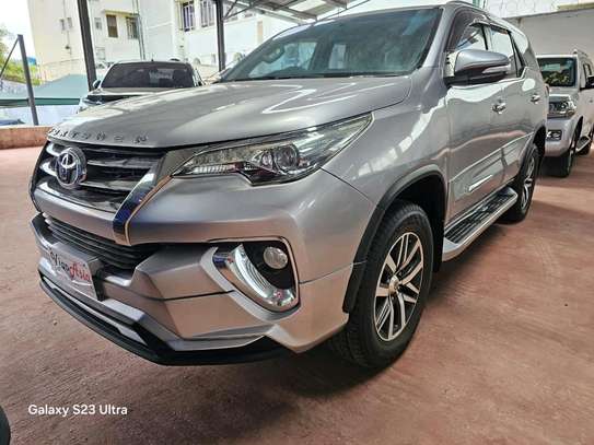 Toyota Fortuner (silver) image 7