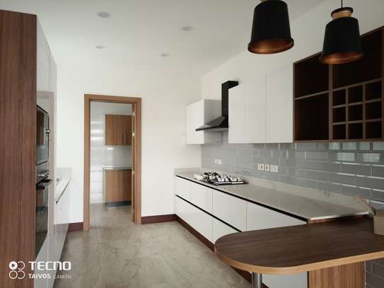 3 Bed Apartment with En Suite at 6Th Avenue image 3