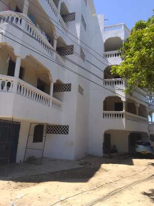 Quick sale of specious flat in Bamburi image 2