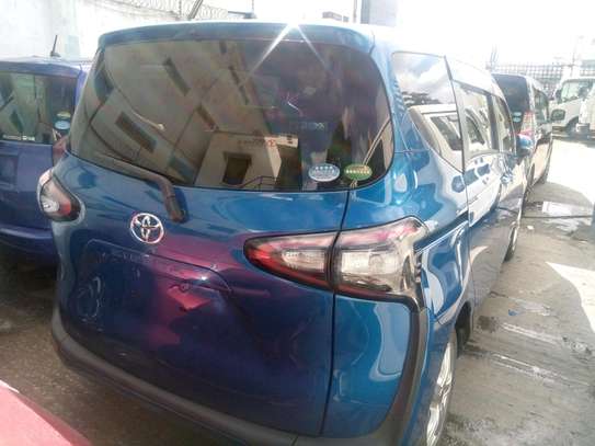 Blue Toyota Sienta image 3