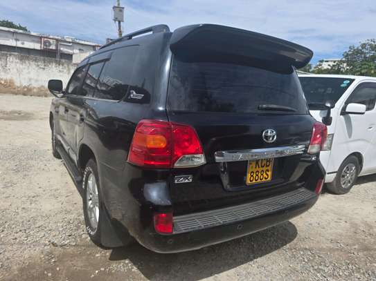 Land Cruiser V8 image 7