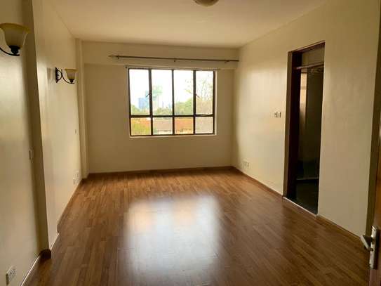 4 bedroom apartment all ensuite with Dsq image 4