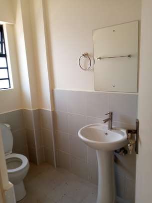 2 bedroom to let image 5