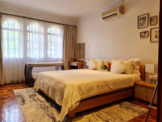 5 Bed Villa with En Suite in Brookside image 2