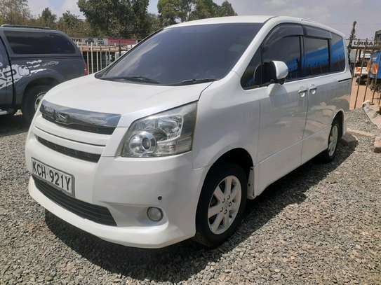 TOYOTA NOAH image 2