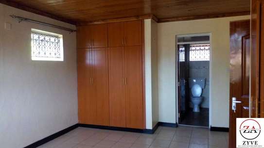 3 Bed Apartment with En Suite in Thome image 9
