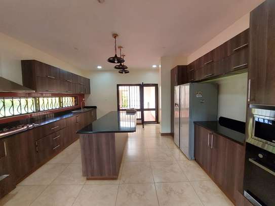 5 Bed House with En Suite at Soraya Drive image 5