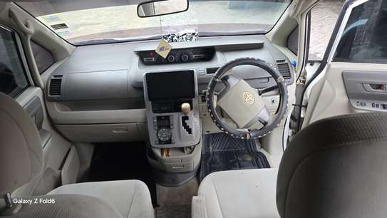 Toyota Noah KCE image 4