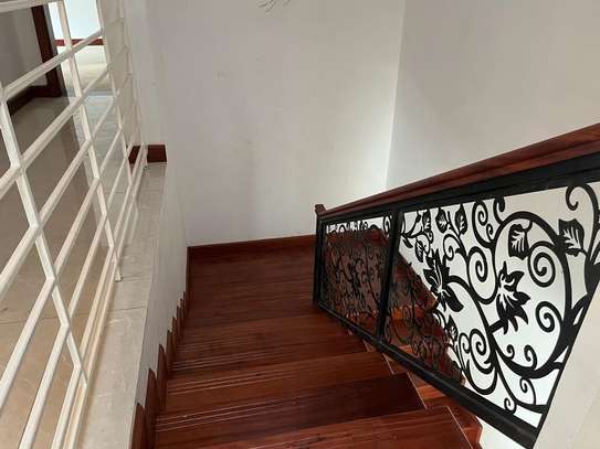 5 Bed Townhouse  in Rosslyn image 14