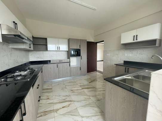 3 Bed Apartment with En Suite in Parklands image 7