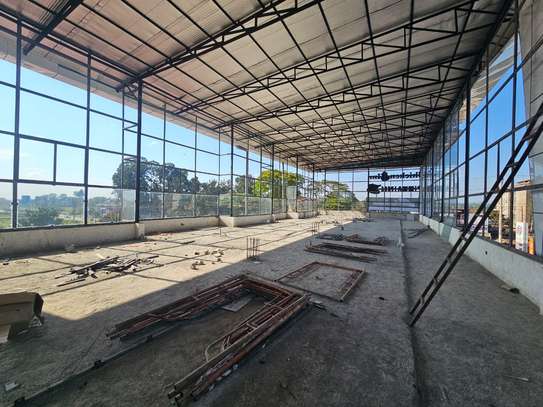 5,100 ft² Commercial Property with Parking in Rosslyn image 2