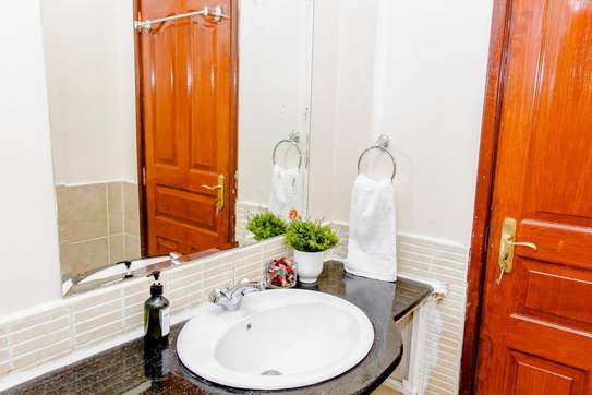Serviced 2 Bed Apartment with En Suite in Rhapta Road image 8
