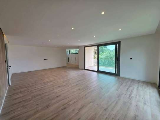 5 Bed Townhouse with En Suite at Lavington Green image 4