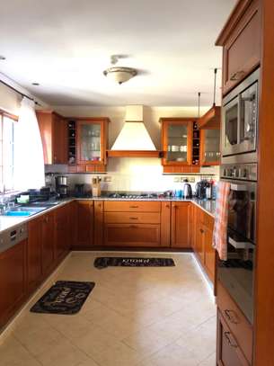 4 Bed House with En Suite in Windsor image 5