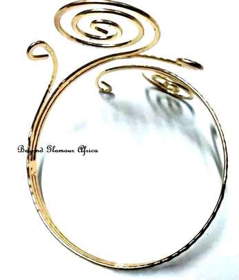 Womens Gold Tone Armlet with golden earrings image 4